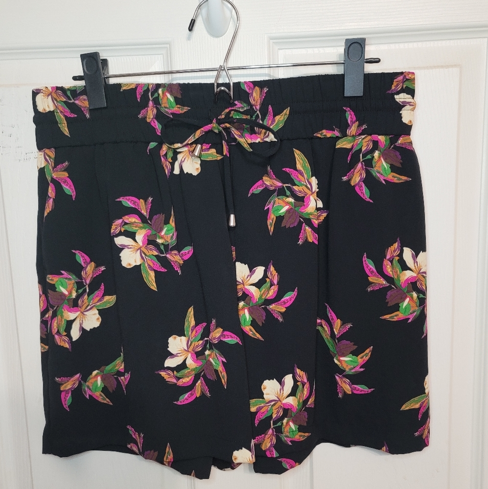 Women's black shorts with floral patter Lg